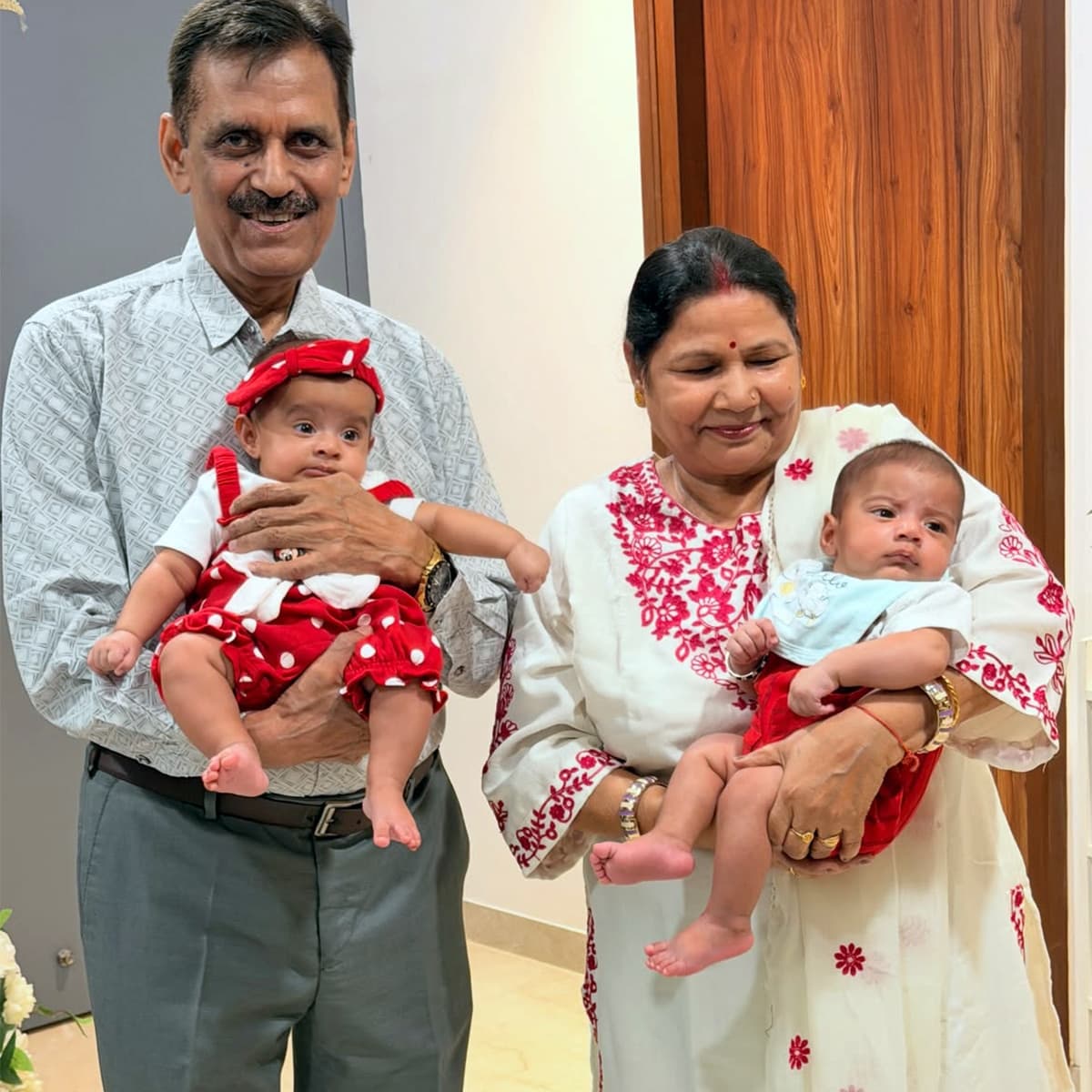 बच्चों के जन्म के बाद यह पहला मौका है जब संभावना ने परिवार के साथ मिलकर किसी बड़े त्योहार का इस तरह से जश्न मनाया है।