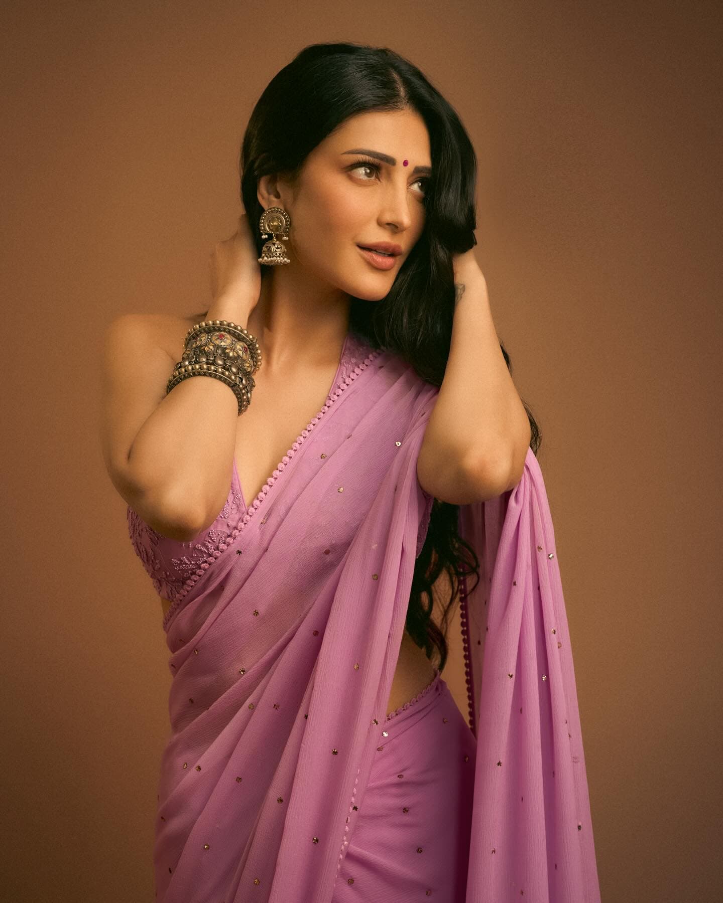 एक्ट्रेस का मानना है कि मां बनना केवल खून के रिश्ते तक सीमित नहीं है, बल्कि एक बच्चे को प्यार देना और उसकी परवरिश करना असली मातृत्व है.