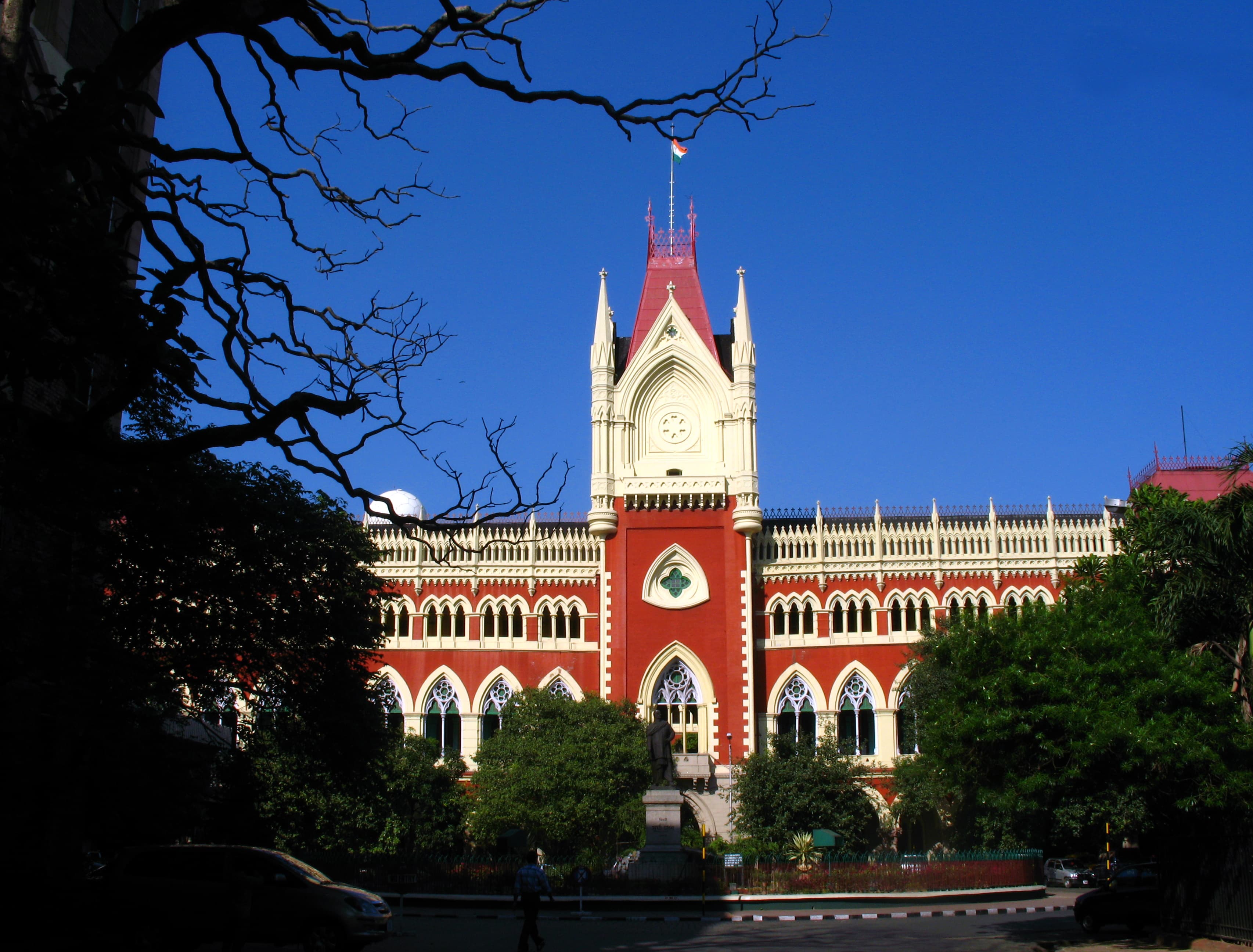 Public Clash Inside Court Premises: Husband And Wife Fight Brutally, Video Goes Viral
