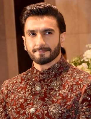 रणवीर सिंह अपनी पत्नी दीपिका का हर कदम पर ख्याल रखते हुए एक परफेक्ट और केयरिंग पति की भूमिका निभाते नजर आए।