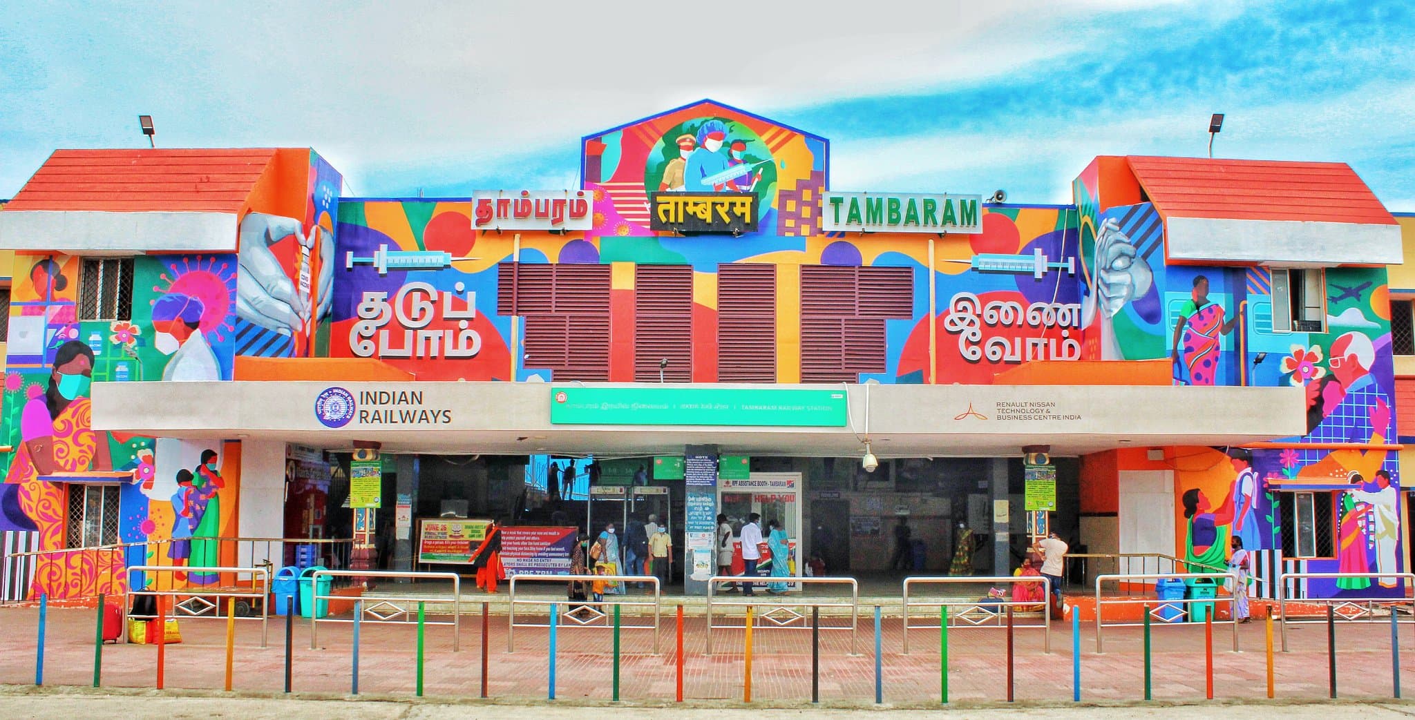 चलती ट्रेन से उतरने की जिद बनी जानलेवा: प्रयागराज जंक्शन पर बाल-बाल बची महिला की जान, देखें कैसे मिलाया आरपीएफ ने नया जीवन