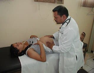 नॉर्मल डिलीवरी में देरी क्यों होती है? जानिए लेबर पेन लंबा खिंचने के 5 मुख्य कारण और जरूरी बातें