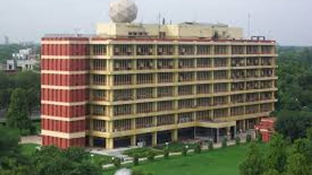 दिल्ली-एनसीआर में बदला मौसम का मिजाज: क्या समय से पहले आ गई है सर्दी? जानें अगले 10 दिनों का पूरा हाल