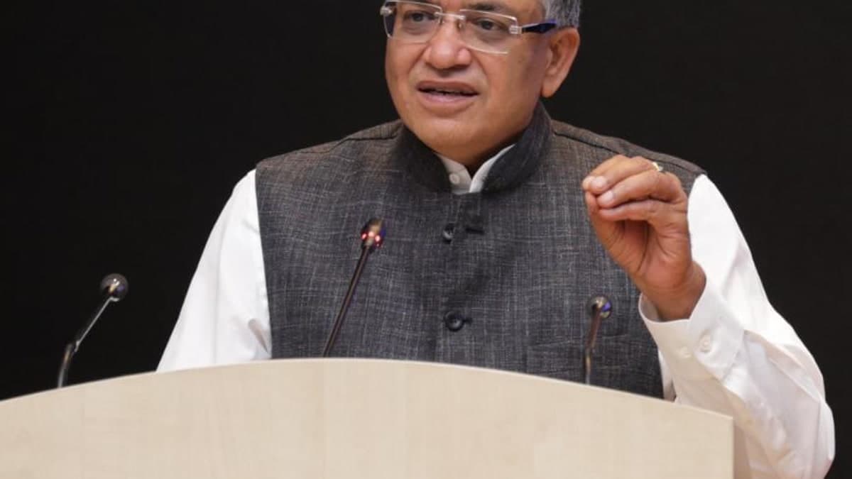 वोटर आईडी बनवाने वालों के लिए बड़ी राहत: फॉर्म-6 से हटाया गया 2003 का नियम, अब नहीं देना होगा माता-पिता का रिकॉर्ड