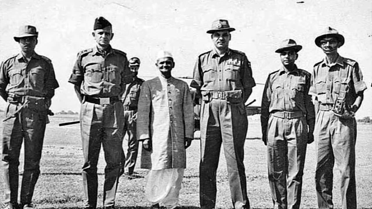 सादगी और संघर्ष की मूरत: लाल बहादुर शास्त्री के जीवन के अनसुने अध्याय