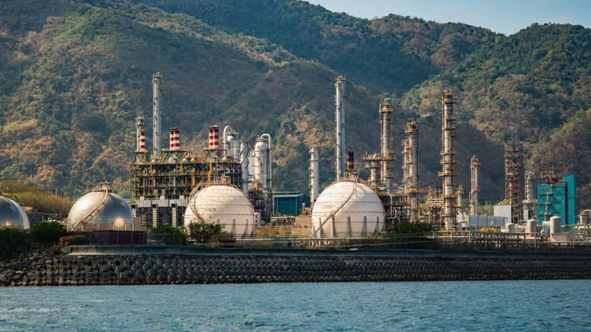 Cenovus Energy Navigates Global Market Shifts and Production Targets