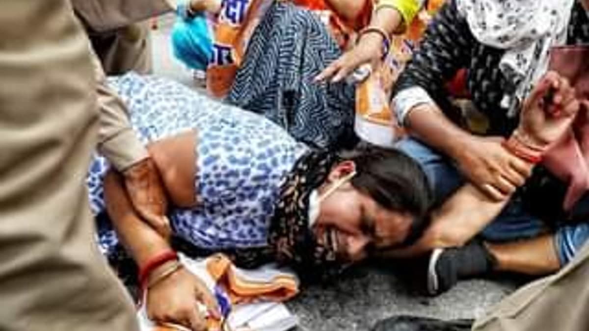 UP 68500 Teacher Recruitment: Candidates Protest Outside Education Minister's Residence Over Reservation Anomaly