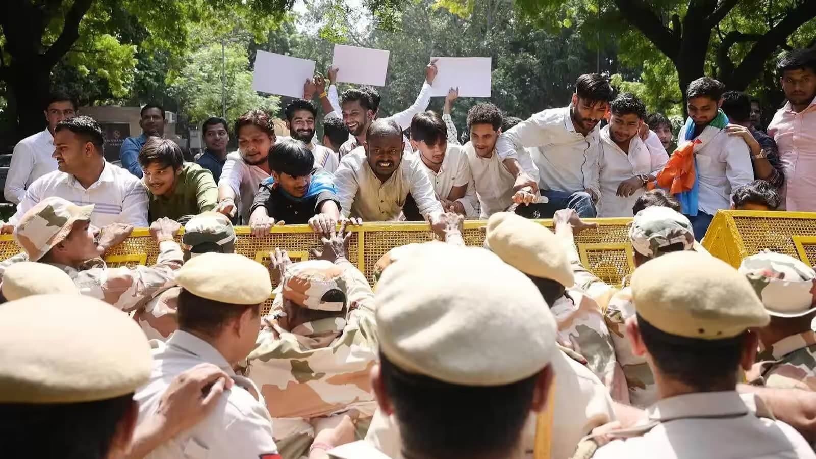 जंतर-मंतर पर प्रदर्शन के दौरान सुरक्षा बल पर हमला: NSUI के विरोध प्रदर्शन में सीआईएसएफ जवान घायल, आरोपी हिरासत में