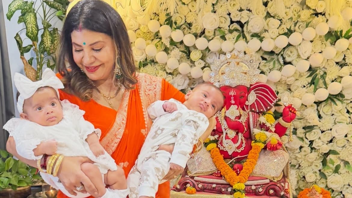 दस साल बाद जुड़वां बच्चों की मां बनने के बाद अभिनेत्री संभावना सेठ ने अपने ससुराल में बेहद उत्साह के साथ पहली गणेश चतुर्थी मनाई।