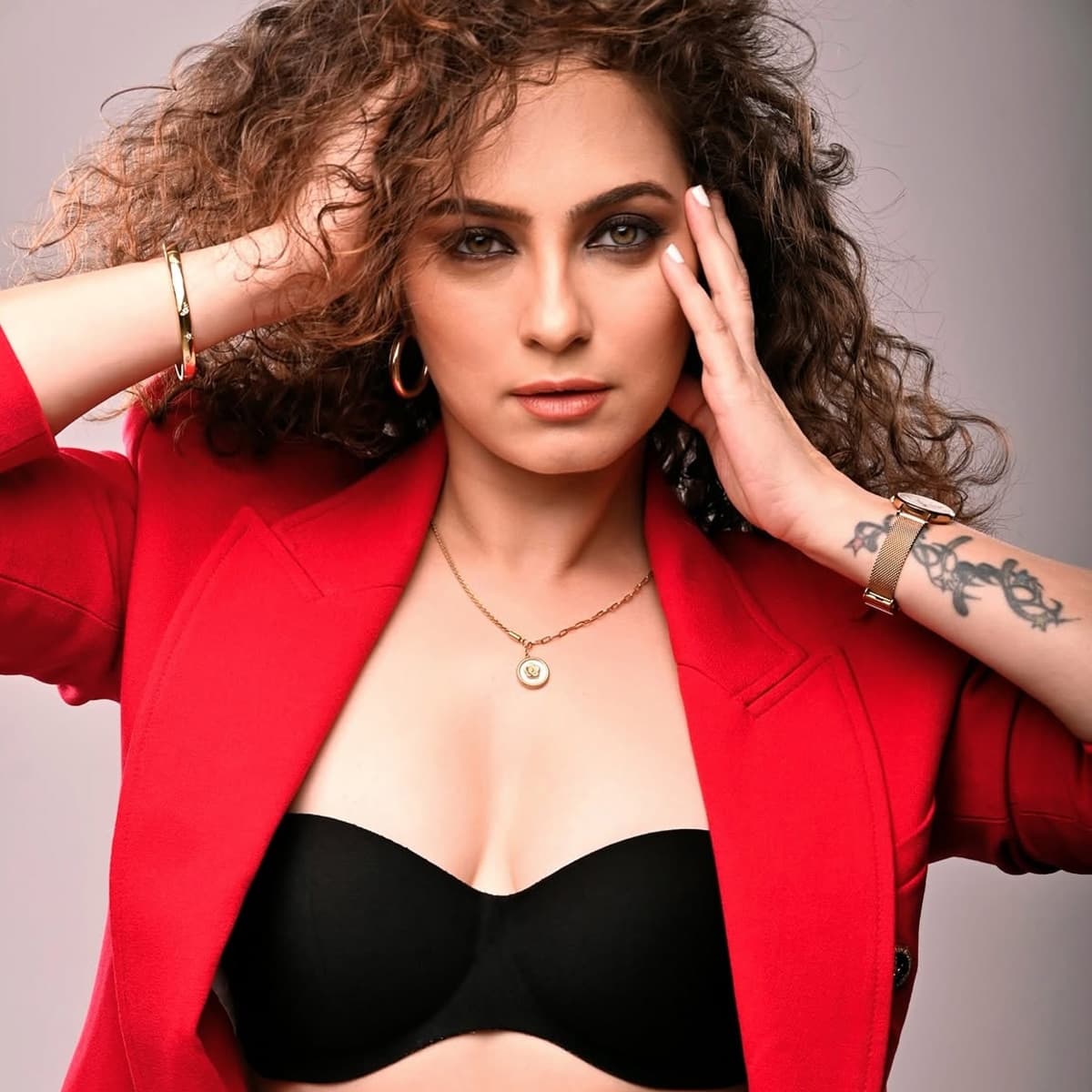 टीवी के मशहूर ऐतिहासिक शो 'जोधा अकबर' में रुकैया बेगम का किरदार निभाकर घर-घर में अपनी खास पहचान बनाने वाली अभिनेत्री लवीना टंडन आज किसी परिचय की मोहताज नहीं हैं।