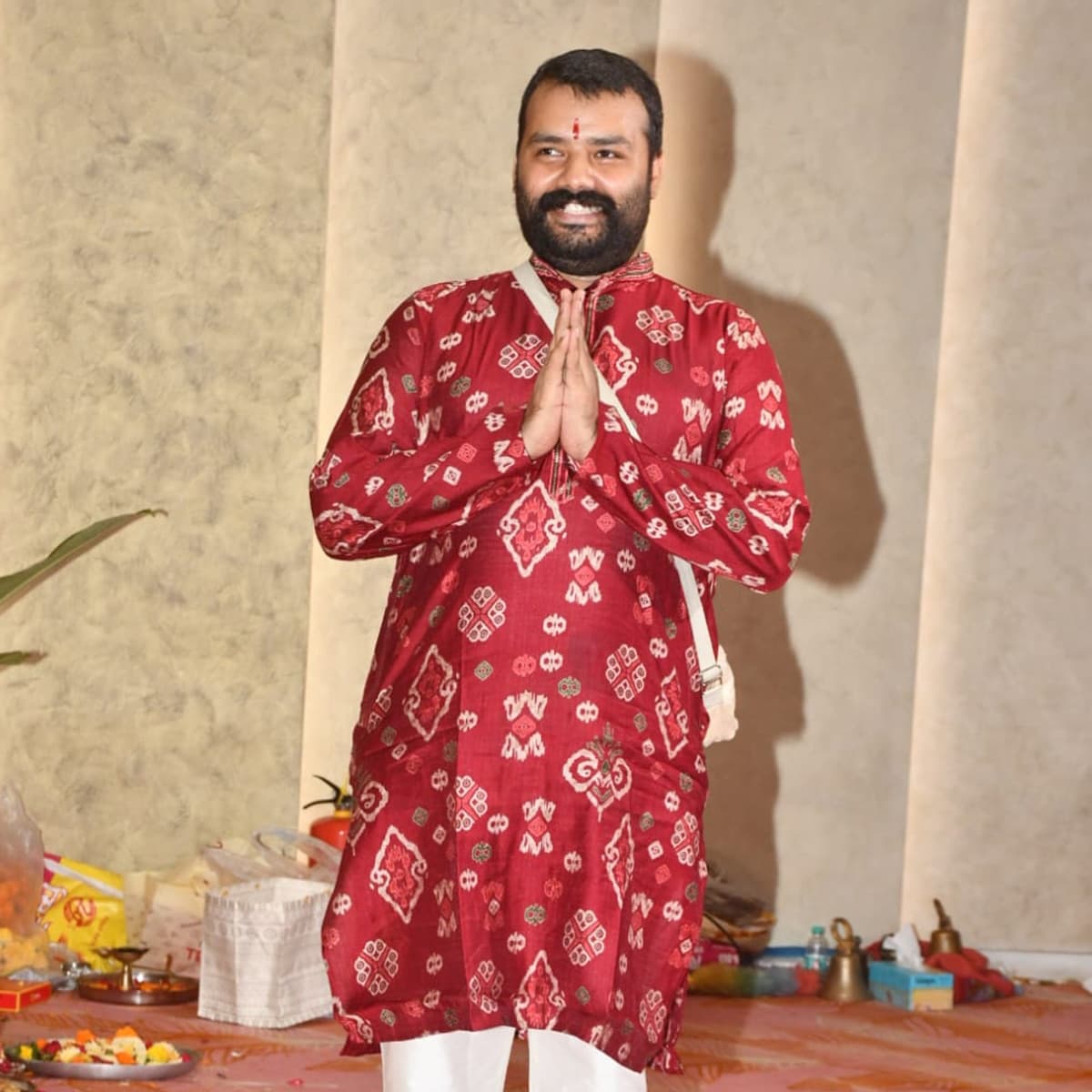 पूजा के दौरान 'हनुमान अंश' टीम के सदस्यों ने श्रद्धा के साथ हाथ जोड़कर भगवान की आरती में हिस्सा लिया।