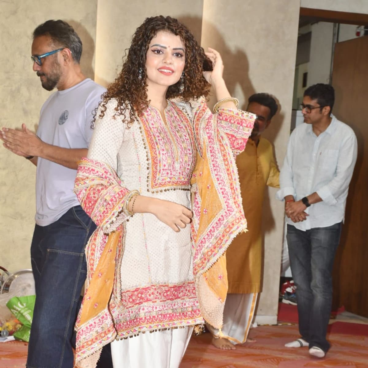 इस आध्यात्मिक और खास मौके पर सभी सितारों के चेहरों पर एक अलग ही सुकून और सादगी भरा आकर्षण देखने को मिला।