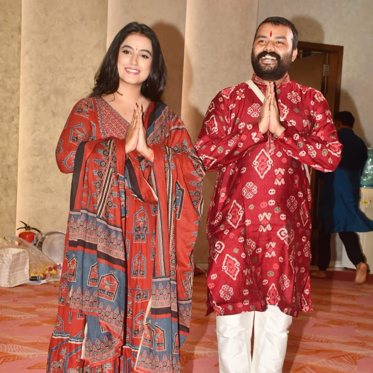 टीवी और फिल्म जगत के जाने-माने कलाकार शोभिनव और पूर्णिमा भी इस खास पूजा में एक साथ बेहद सादगी भरे अंदाज में नजर आए।