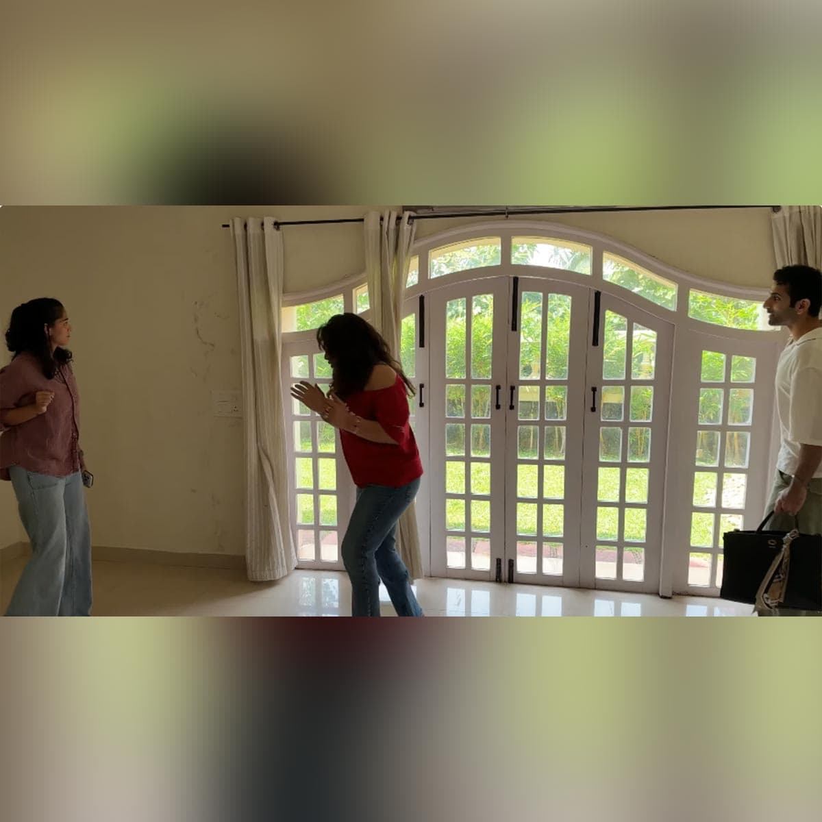 इस खूबसूरत स्लाइड में आप देख सकते हैं कि कैसे पूरे घर को फूलों और लाइटों से दुल्हन की तरह सजाया गया है।