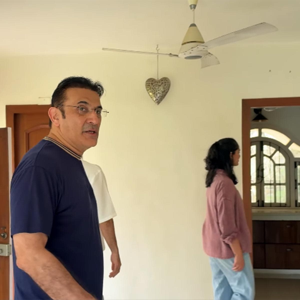 वायरल हो रही तस्वीरों में अर्चना अपने नए घर के भव्य मुख्य द्वार पर बेहद खुश और उत्साहित अंदाज में पोज देती हुई नजर आ रही हैं।