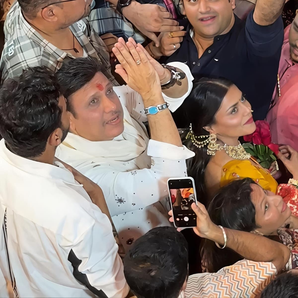 वायरल हो रही तस्वीरों में कोमल रानी द्वारा गोविंदा के नाम का सिंदूर लगाने की चर्चा जोरों पर है।