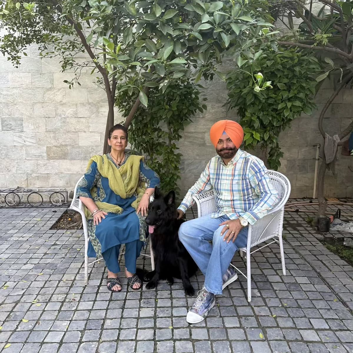 सिद्धू ने अपनी पोती के नन्हें-नन्हें पैरों पर अपना सिर रखकर इस नए मेहमान का बहुत ही पवित्र अंदाज में स्वागत किया।