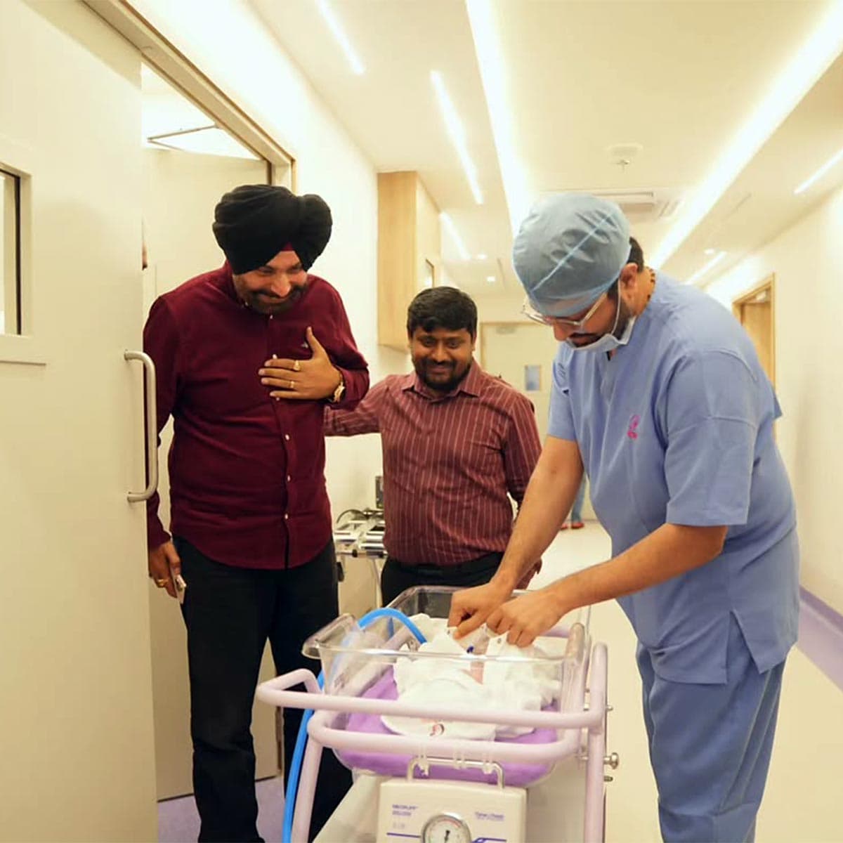 नन्ही पोती के जन्म के तीन दिन बाद परिवार ने उसकी पहली झलक दुनिया के साथ साझा की है, जिसे फैंस बहुत पसंद कर रहे हैं।