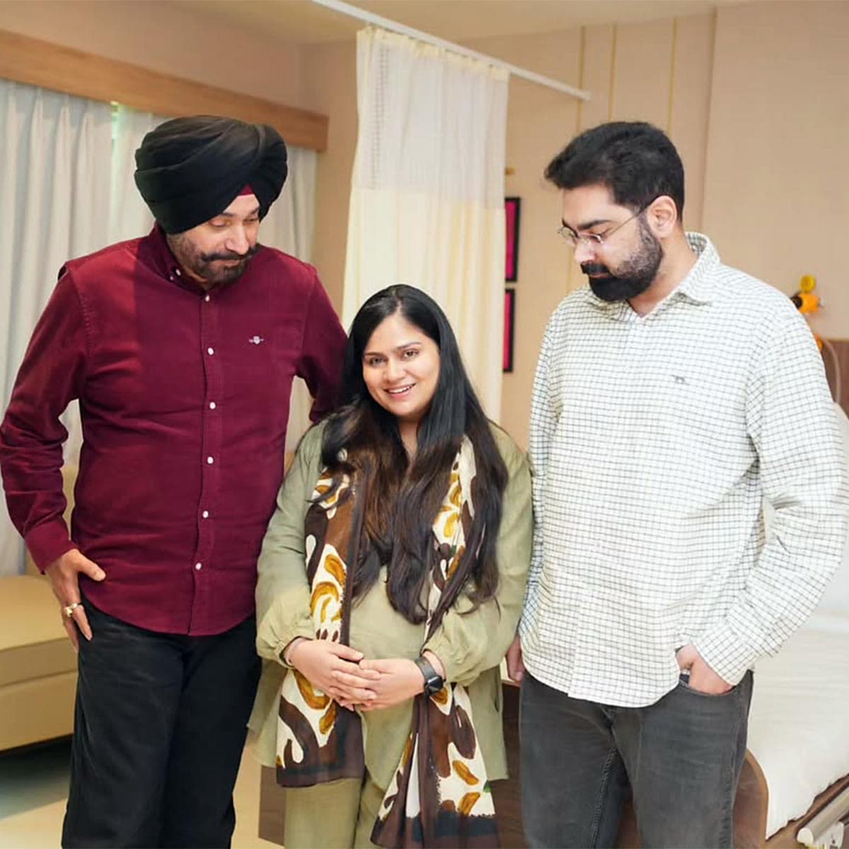 अस्पताल के इस खास मौके पर नवजोत सिंह सिद्धू अपनी पोती को पहली बार देखकर काफी भावुक नजर आए।
