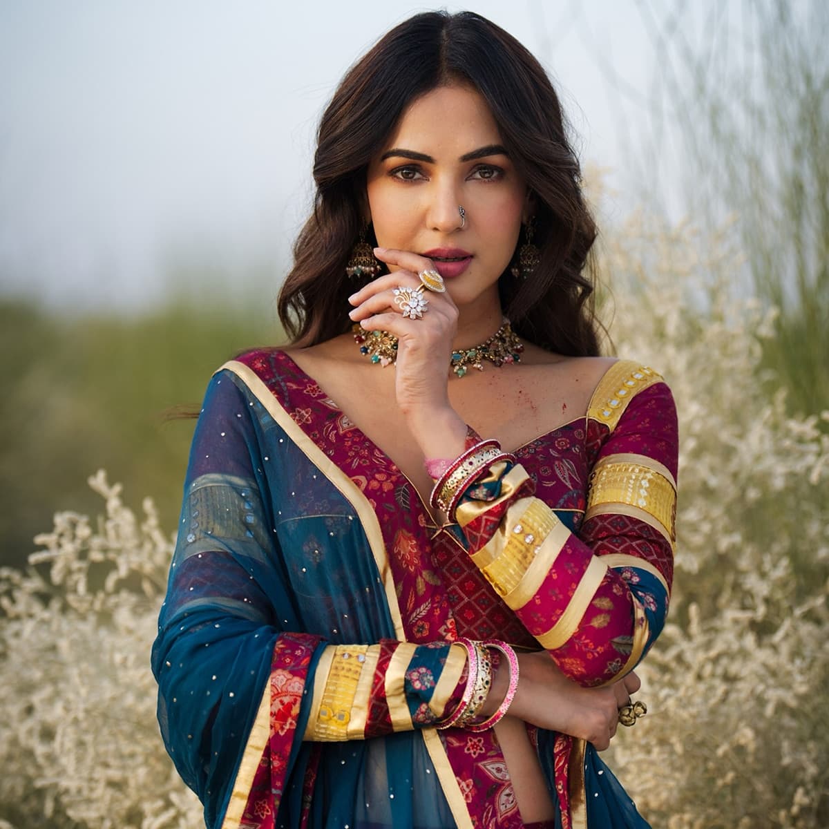 वेब सीरीज और फिल्मों में शादीशुदा अभिनेताओं के साथ रोमांटिक और इंटीमेट सीन देने पर सोनल ने बेबाकी से अपनी राय रखी है।