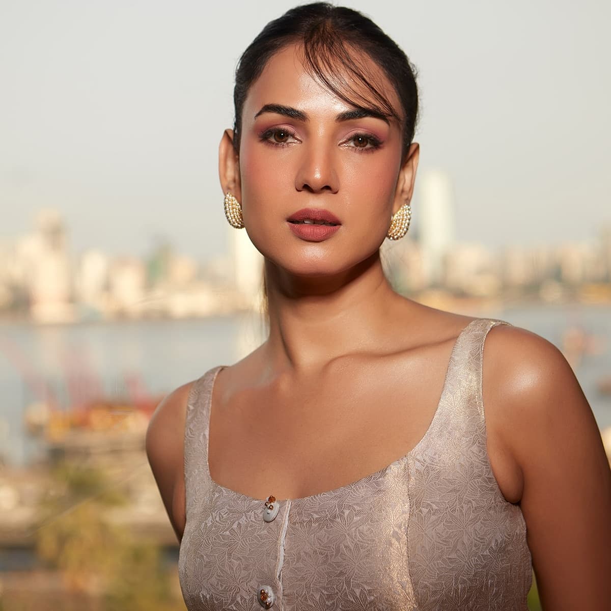 सोनल का मानना है कि अभिनय की दुनिया में कई बार ऐसे सीन कहानी की मांग होते हैं जिन्हें पेशेवर तरीके से करना पड़ता है।