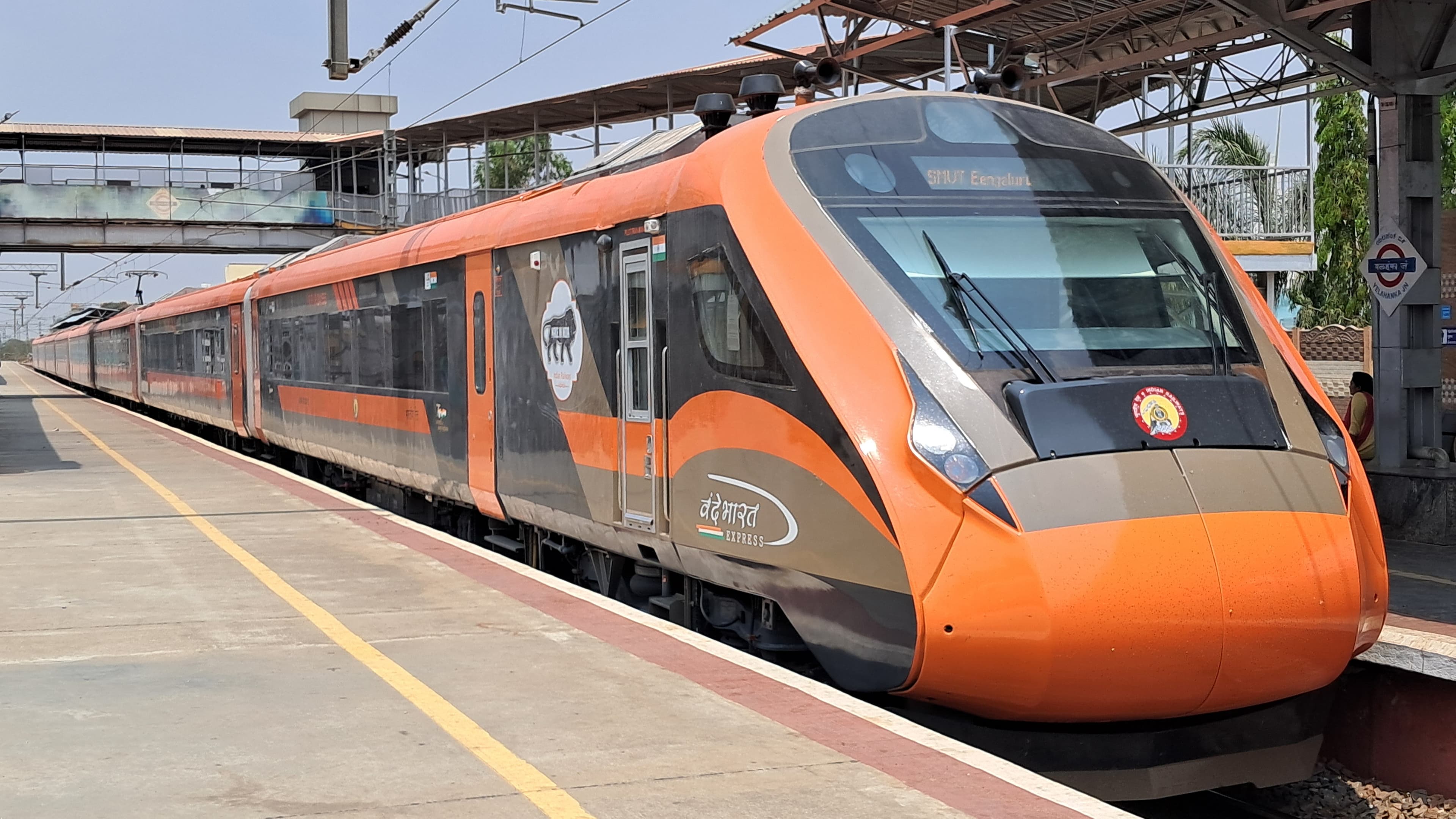 Fake Policeman Terror in Train: How a Criminal Posing as Security Personnel Threw Youth Out of Moving Coach