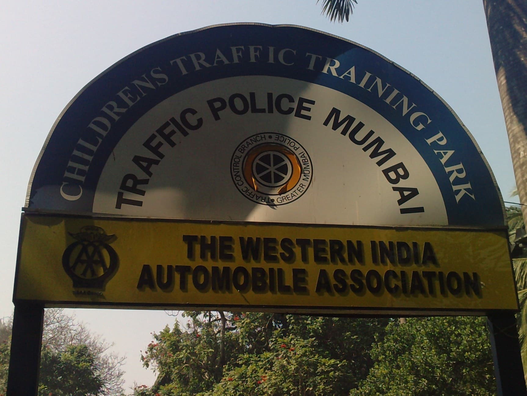 Luxury SUV Littering Controversy: Spitting and Throwing Bottle From Car Sparks Outrage in Mumbai