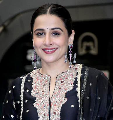 शादी के 14 साल बाद भी परवान चढ़ा विद्या बालन का प्यार, एयरपोर्ट पर पति संग दिखा रोमांटिक अंदाज