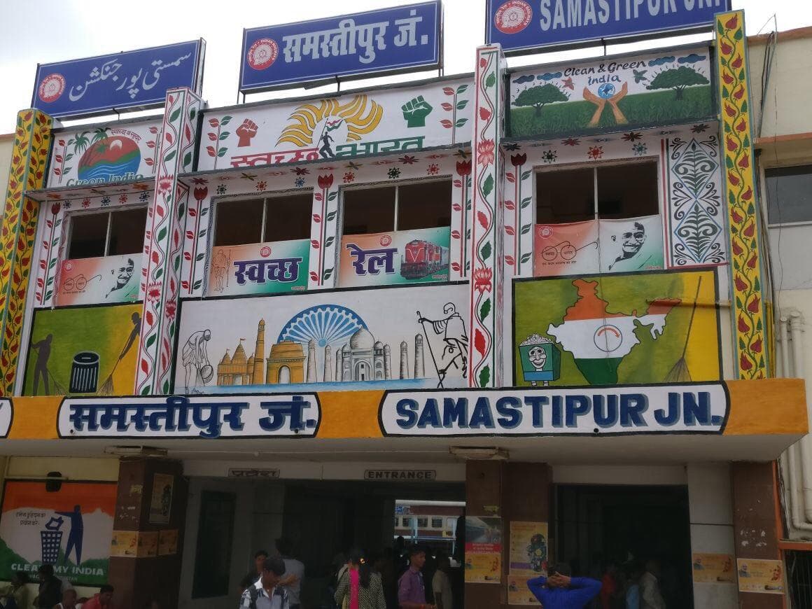 शर्मनाक! मनचलों की गुंडागर्दी का एक और वीडियो वायरल, सड़क पर युवती से बदसलूकी और तमाशबीन बनी रही भीड़