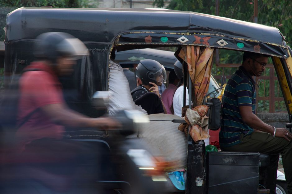 वायरल वीडियो: बेंगलुरु के एचएसआर लेआउट में ऑटो चालक और युवतियों के बीच किराए को लेकर तीखी झड़प