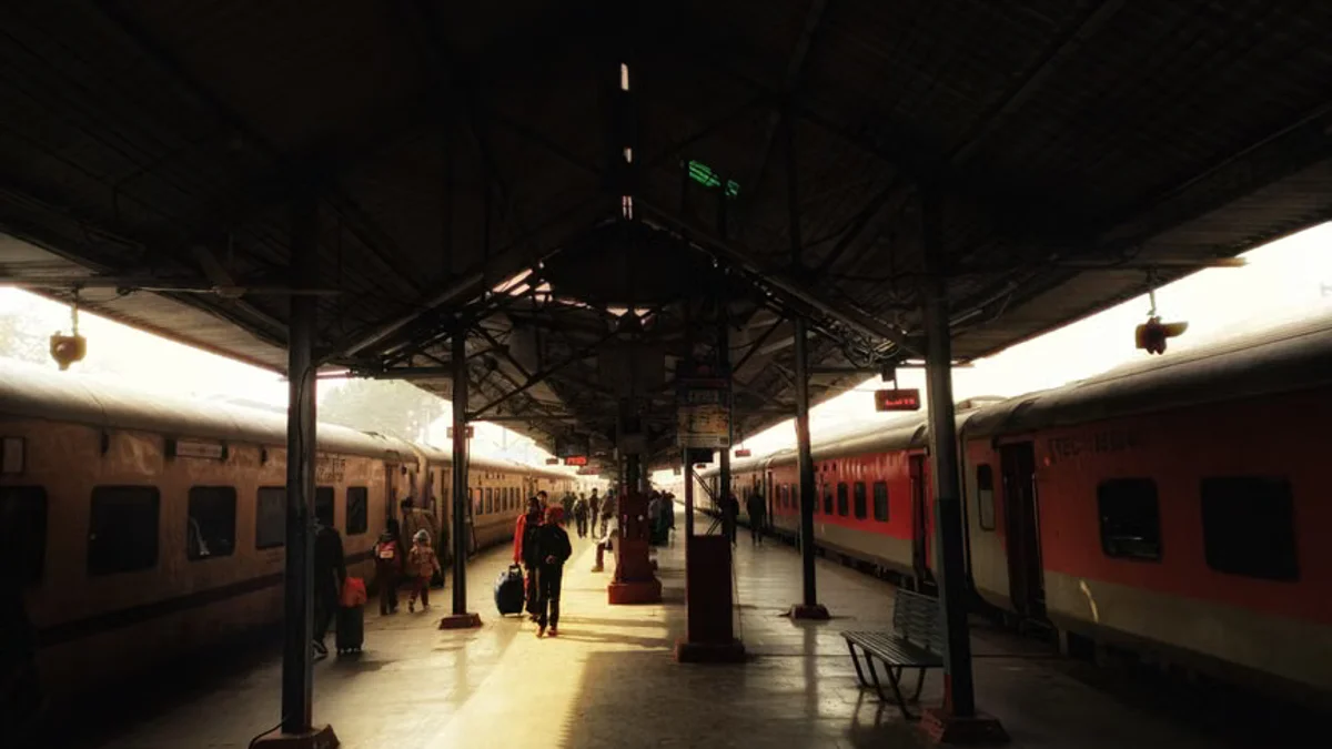 वायरल वीडियो: रेलवे स्टेशन पर बेसुध गिरे भूखे पिता और रोते मासूम बच्चे की मदद के लिए आगे आए लोग और आरपीएफ