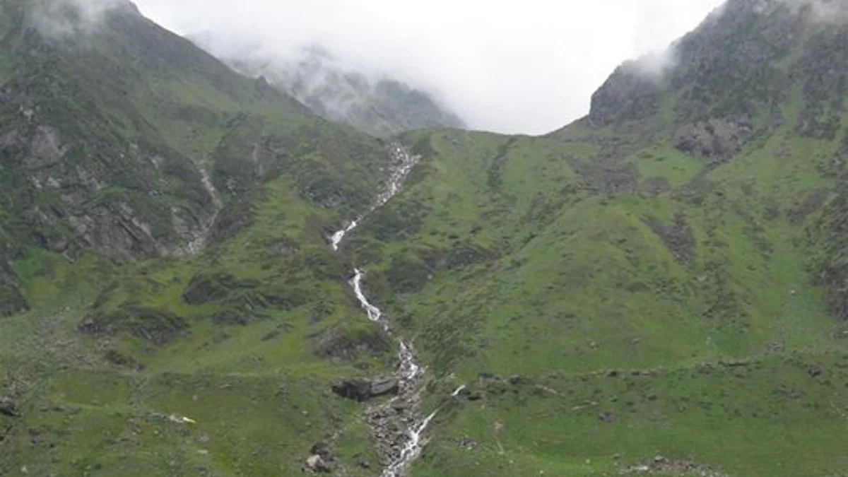 Weather Woes in Kedarnath: Over 50 Pilgrims Airlifted Amid Health Complications and Oxygen Shortage