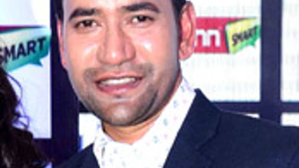 Video: Bhojpuri Star Nirahua Dances With Kajal Raghwani As Virender Sehwag Looks On Amazed
