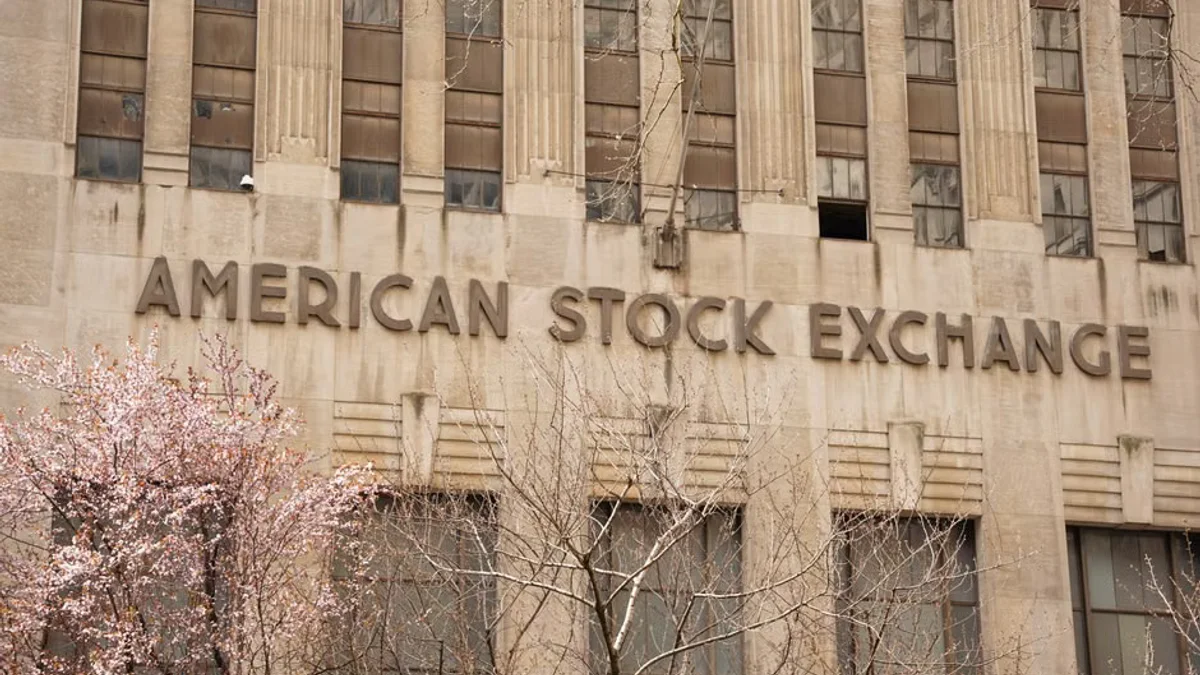 Dow Drops 500 Points as 10-Year Treasury Yield Hits 24-Year High