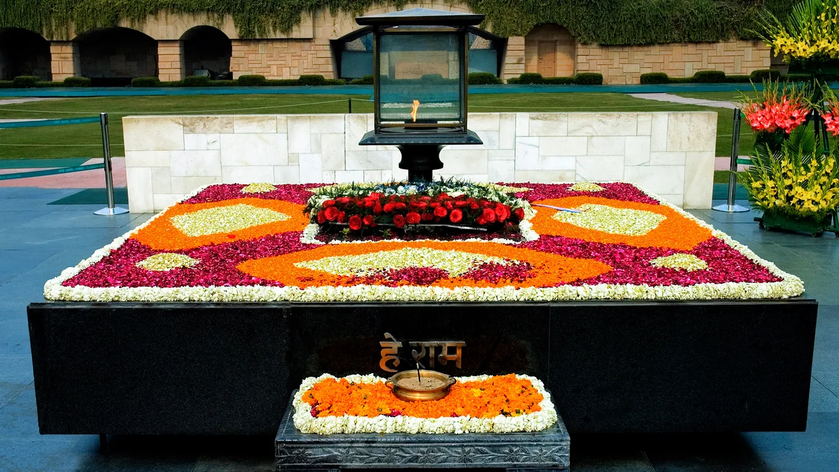 संसद सत्र के बीच राजघाट पर गांधी समाधि के सामने विपक्षी सांसदों का मौन धरना, सरकार पर उठाए गंभीर सवाल