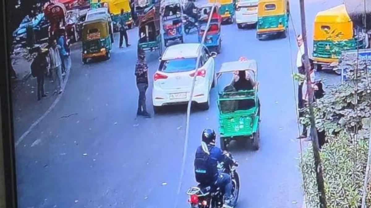 वीडियो: किराना दुकान में भीषण आग के बीच हुआ जोरदार सिलेंडर ब्लास्ट, महज 11 सेकंड के खौफनाक मंजर ने सहमा दिए लोग