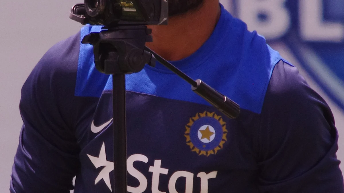 वीडियो: तिरुपति मंदिर पहुंचीं भारतीय क्रिकेटर की विदेशी पत्नी, सादगी भरा देसी लुक और लाखों में है इस सूट की कीमत