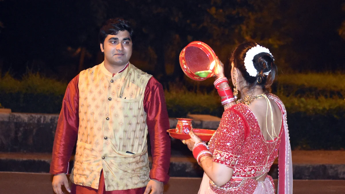 करवा चौथ कब है? जानें सही तारीख, शुभ मुहूर्त, चंद्रोदय का समय और व्रत की संपूर्ण पूजा विधि