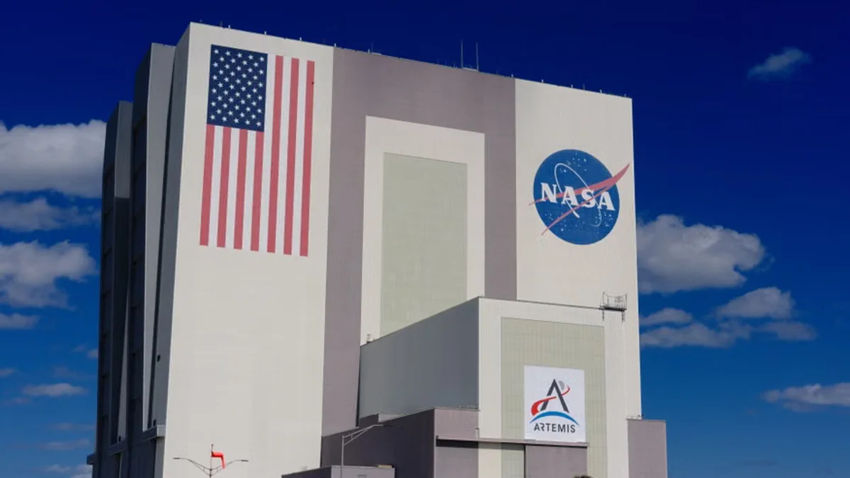 SpaceX Moves to Disrupt US Wireless Market with Strategic Spectrum Acquisition