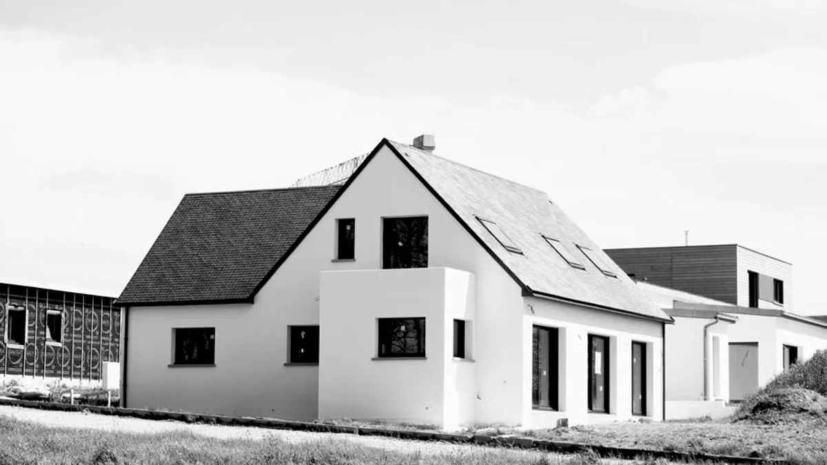 US Mortgage Rates Surge to 7.4%, Reaching Highest Level Since Late 2023