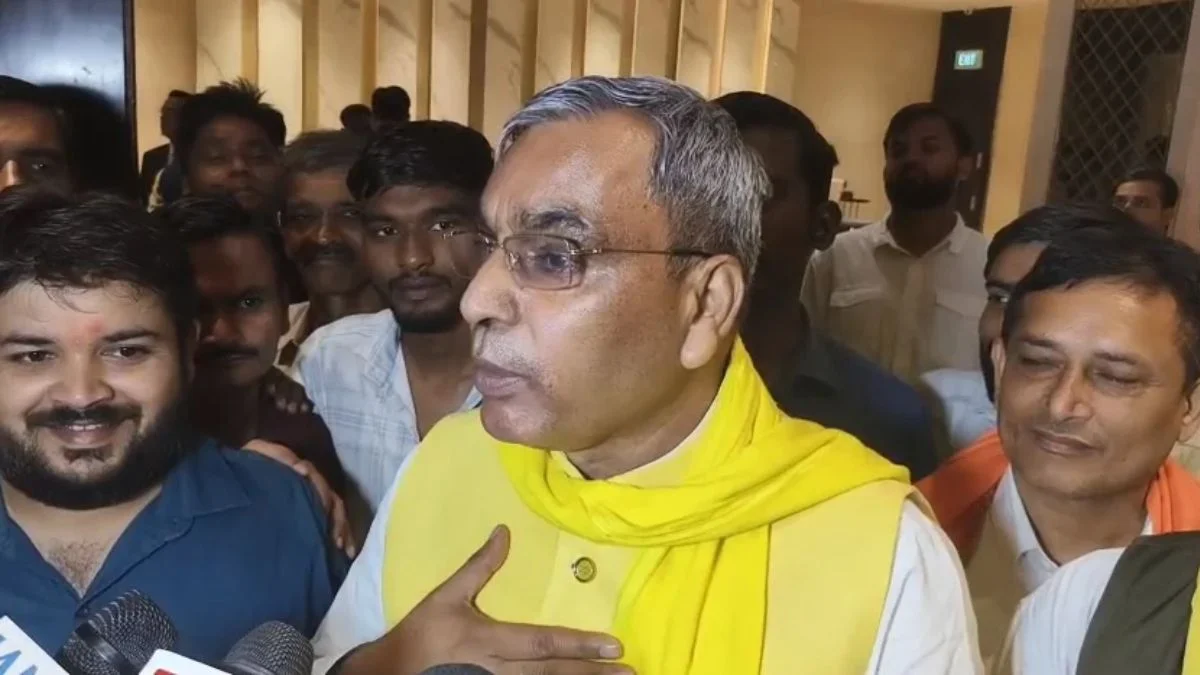 अखिलेश यादव पर ओमप्रकाश राजभर का तीखा हमला: बोले- 'योगी से डरते हैं तो जहूराबाद में मुझसे लड़ें चुनाव'