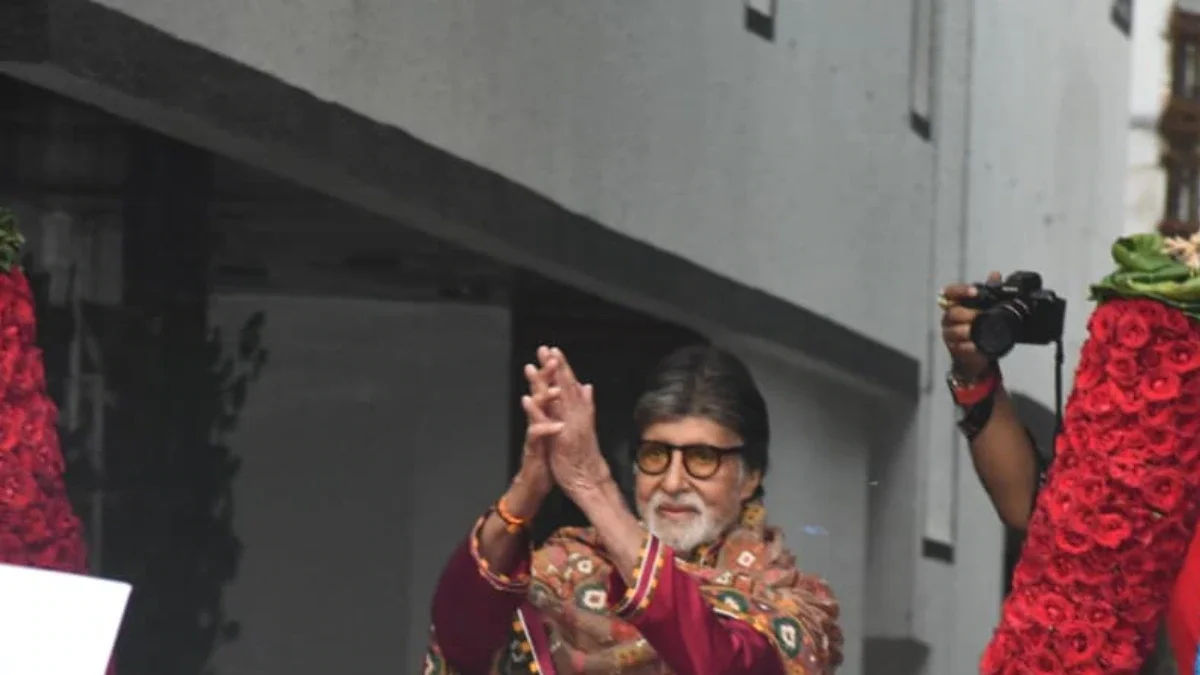 अमिताभ बच्चन का 84वां जन्मदिन: 'जलसा' के बाहर उमड़ी फैंस की भारी भीड़, देखें तस्वीरें