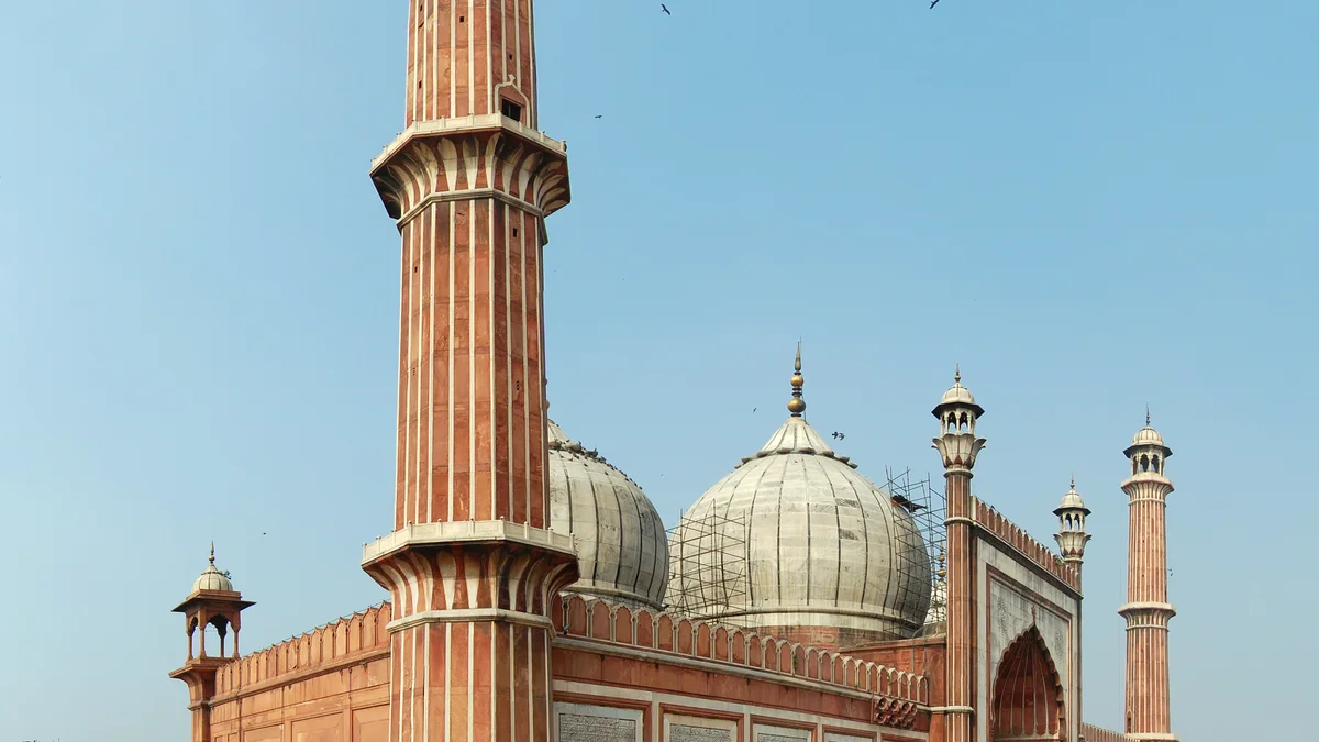 वीडियो: झमाझम बारिश से बदला मौसम का मिजाज, सड़कों पर रेंगती नजर आईं गाड़ियां