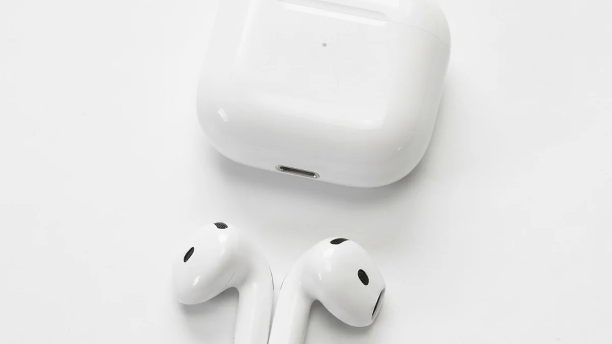 ऐपल ने भारत के लिए लॉन्च किए खास AirPods 5, चार्जिंग केस पर बनी खूबसूरत रंगोली और कीमत जानकर चौंक जाएंगे