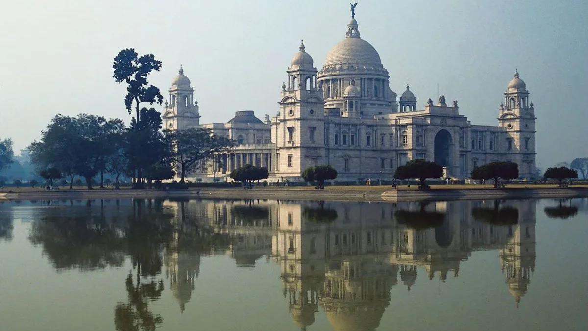 वीडियो: दुर्गा पूजा से पहले इंद्रधनुषी रंगों में रंगे शहर के फ्लाईओवर, पारंपरिक अल्पना से सजाया गया