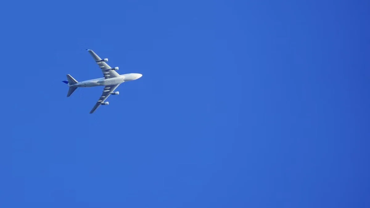 United Airlines Flight UAL946 Diverts Unexpectedly Due to Mid-Air Mechanical Issue