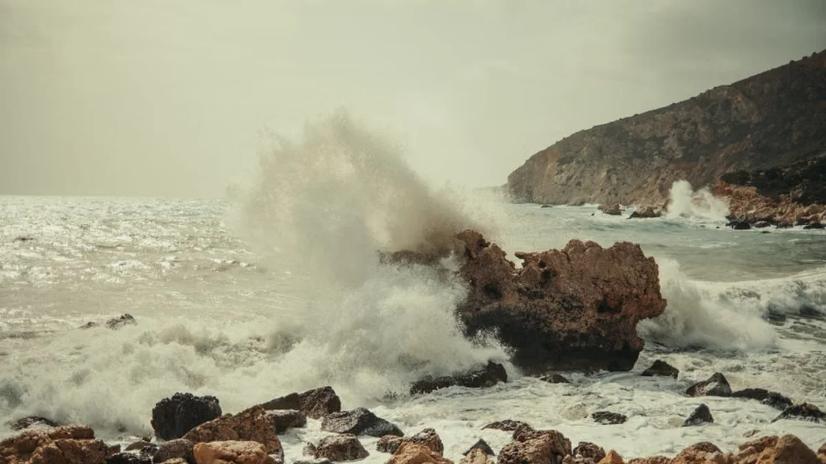 Severe UK Weather Warning Issued as 70mph Gales Threaten Travel Disruption