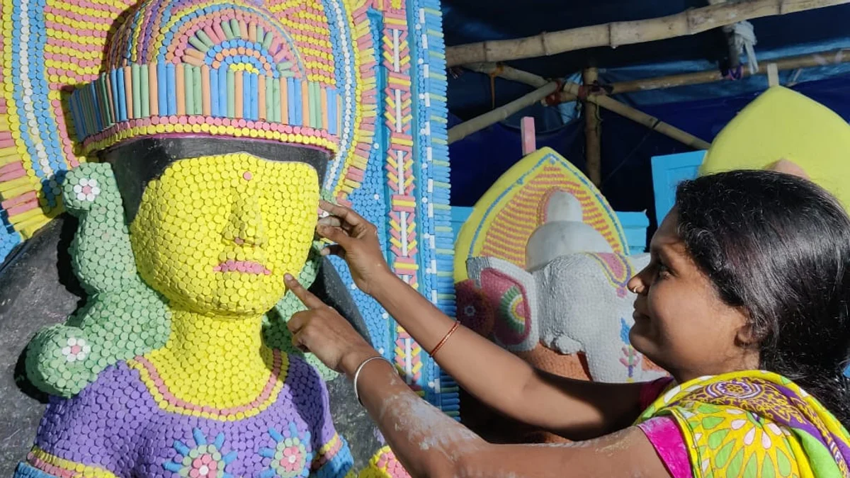वीडियो: हजारों पेन और रीसाइकिल कचरे से तैयार हुई मां दुर्गा की अद्भुत मूर्ति, कोलकाता की कलाकारी देख रह जाएंगे दंग
