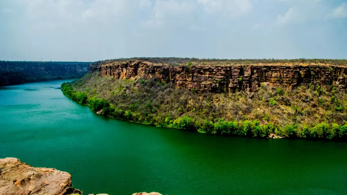 चम्बल नदी के सीने पर ड्रोन और आधुनिक कैमरों का कड़ा पहरा, अवैध बजरी खनन पर नकेल कसने के लिए प्रशासन सख्त