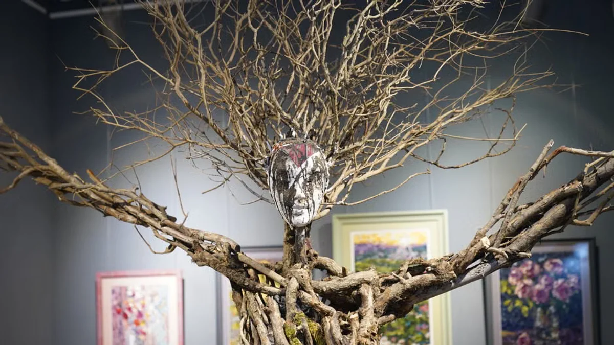 Art of Play Lists Controversial Bird Sculpture From Kelly Clarkson Feud for $15M